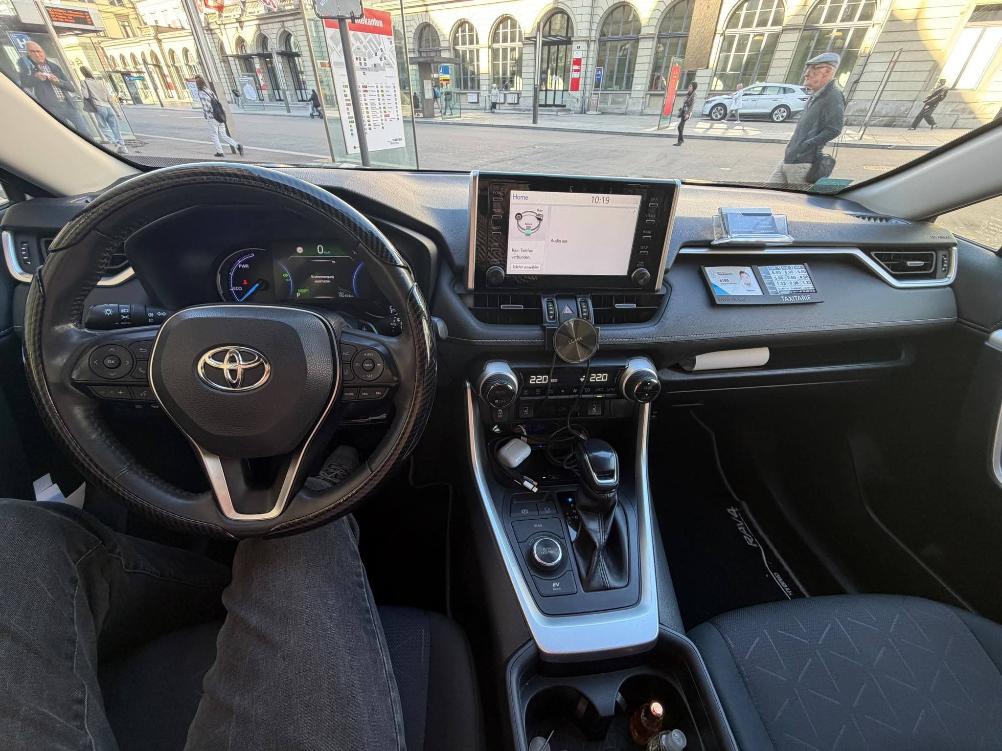 Innenraum des Rosenberg Taxi Toyota RAV4 Hybrid mit Taxameter